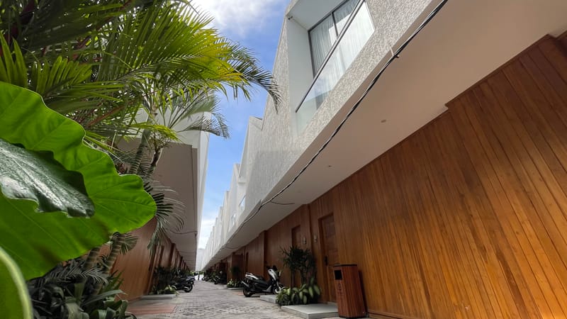 Комплекс современных таунхаусов в живописном районе Умалас (005493) — фото 2