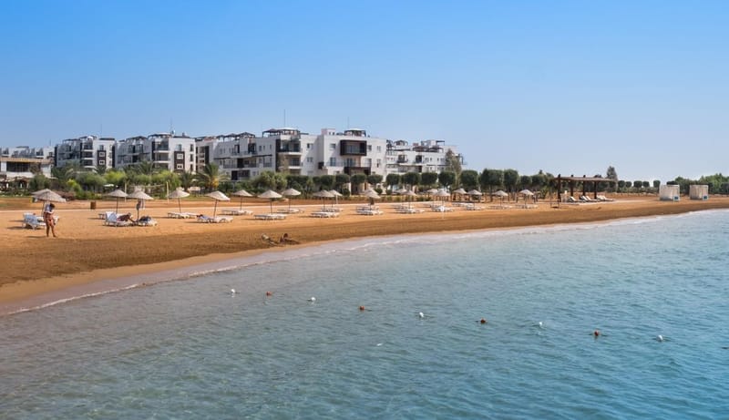 Разнообразные апартаменты в жилом комплексе на берегу южной стороны полуострова Карпас, в туристической зоне Бафра (002198) — фото 12