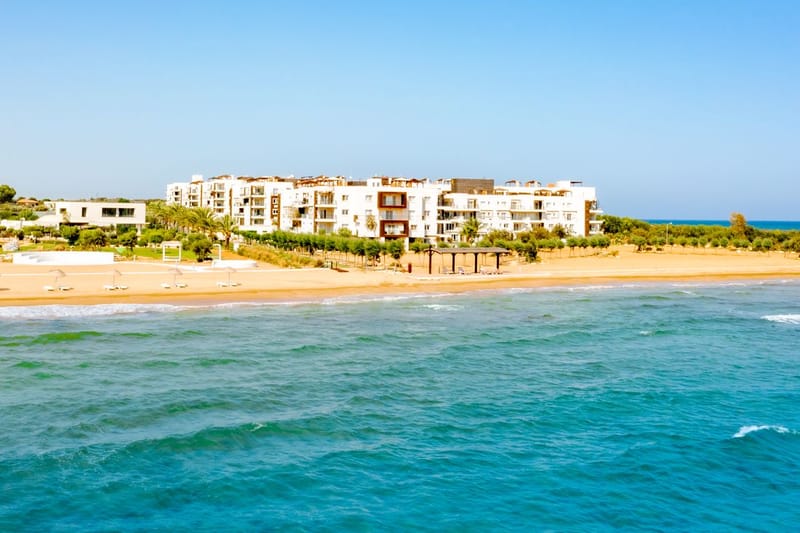 Разнообразные апартаменты в жилом комплексе на берегу южной стороны полуострова Карпас, в туристической зоне Бафра (002198) — фото 11