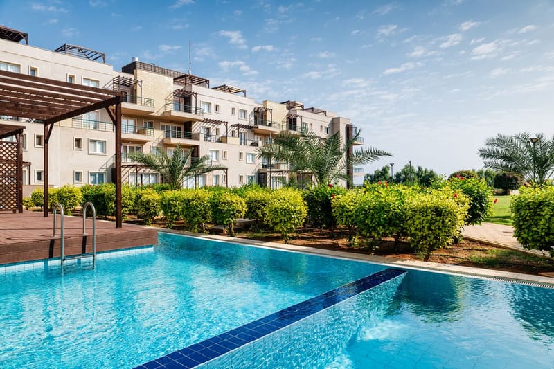 Разнообразные апартаменты в жилом комплексе на берегу южной стороны полуострова Карпас, в туристической зоне Бафра (002198) — фото 2