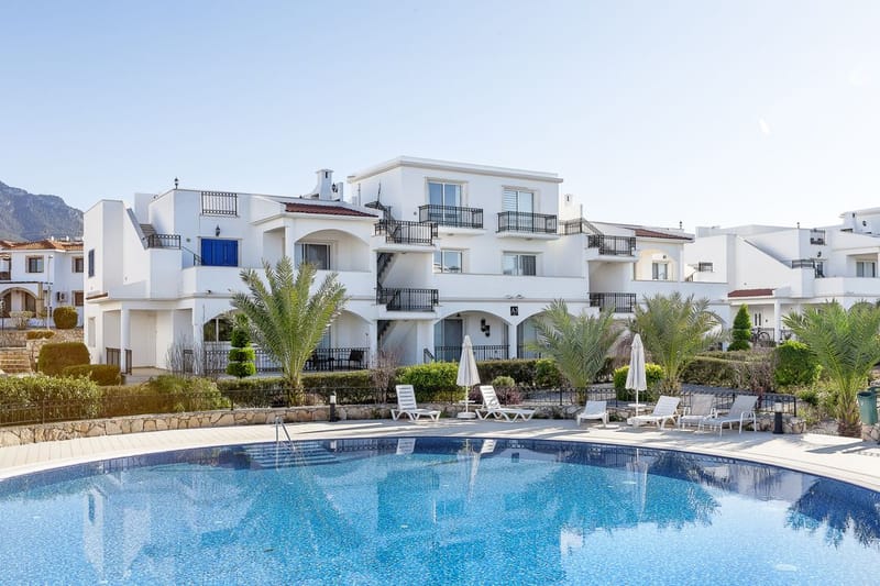 Просторные апартаменты с 3 спальнями и садом в приморском комплексе в Эсентепе (013498) — фото 1