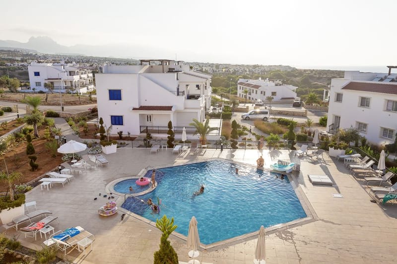 Просторные апартаменты с 3 спальнями и садом в приморском комплексе в Эсентепе (013498) — фото 3